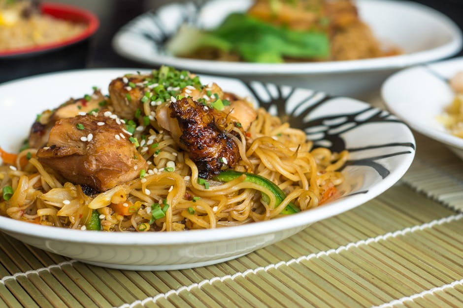 Foto de Alitas de Pollo Asadas con Fideos y Verduras
