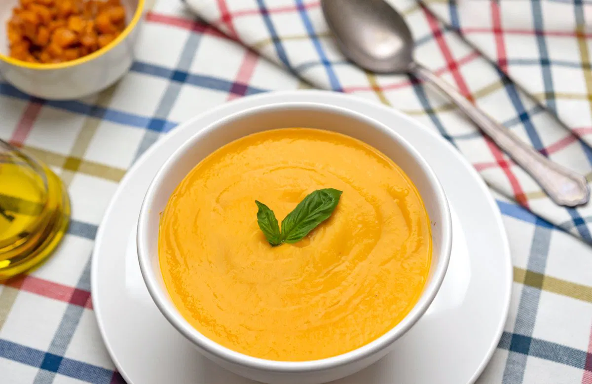 Crema de calabaza cremosa y dorada en cuenco