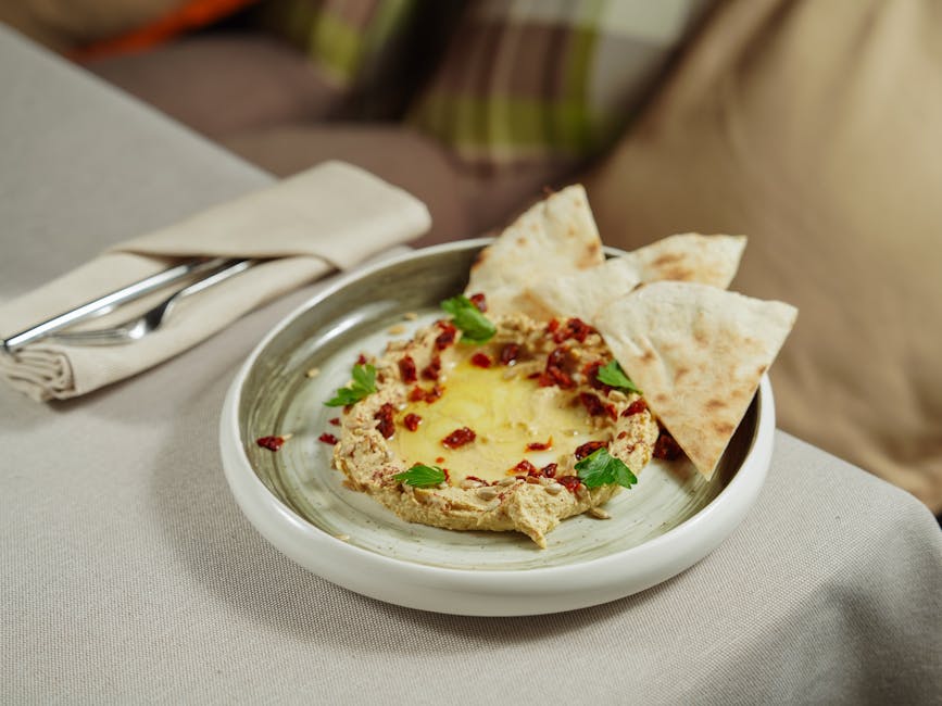 Foto de Hummus con Tortillas Fritas y Bastones de Zanahoria
