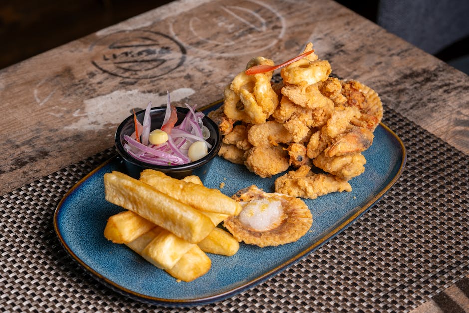 Foto de Liba rebozada con pimientos y chips de yuca