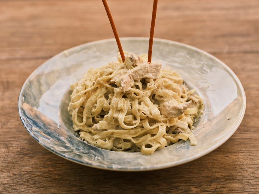 Foto de Pollo con Salsa de Frutas Secas y Pasta