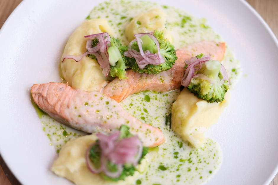Foto de Salmón con Salsa de Berros y Aros de Cebolla